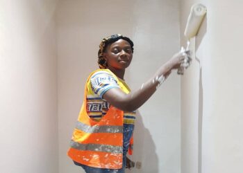 Rejoice Awoudja, férue de peinture de murs et plafonds