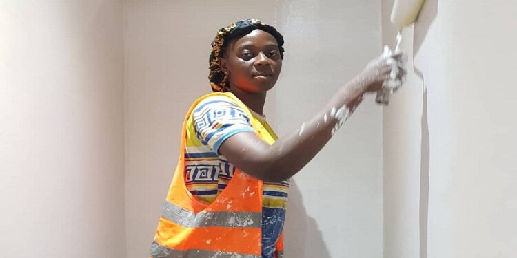 Rejoice Awoudja, férue de peinture de murs et plafonds