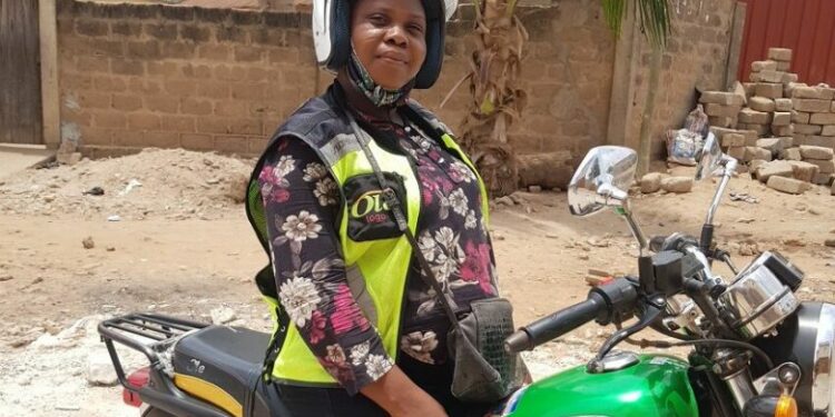 Odette Kaliwa, la femme au guidon de taxi-moto