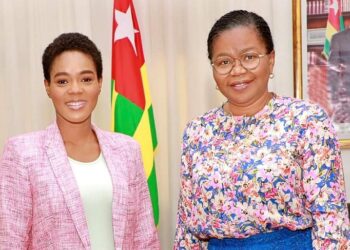 La chanteuse Almok reçue par la Première Ministre Victoire Dogbé