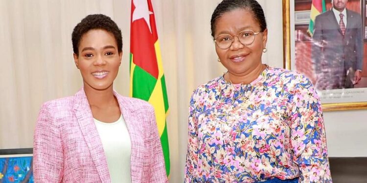 La chanteuse Almok reçue par la Première Ministre Victoire Dogbé