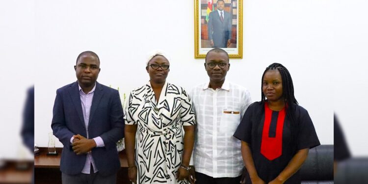 Une délégation d&rsquo;EkinaMag reçue par le Ministre de la Communication et des Médias