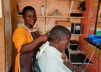 Série de portraits, 1/8 : Patronne de son « barbershop », Alice manie avec dextérité la tondeuse