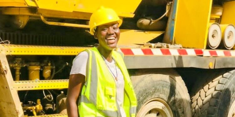 «C’est un métier qui exige plus d’intelligence que de force physique », Rebecca ATTIOGBE, conductrice de grue