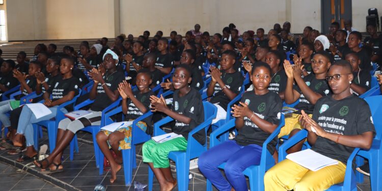 Excellence en milieu scolaire : l’ATBEF célèbre les 100 meilleures jeunes filles de la région Maritime