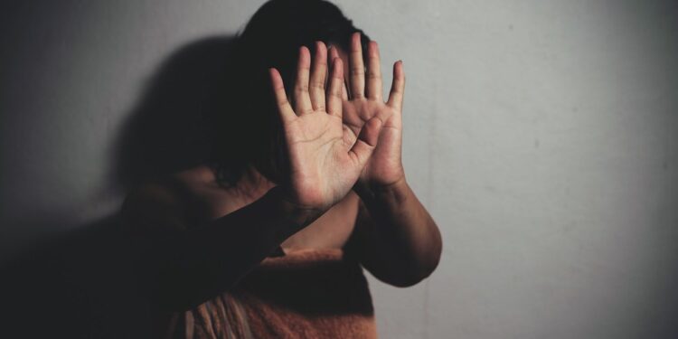 Grand Reportage : La souffrance silencieuse des femmes violentées sous le toit conjugal