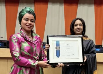 La tunisienne Aya Chebbi (à droite) recevant son titre lors de la cérémonie spéciale organisée au siège des Nations Unies à New York