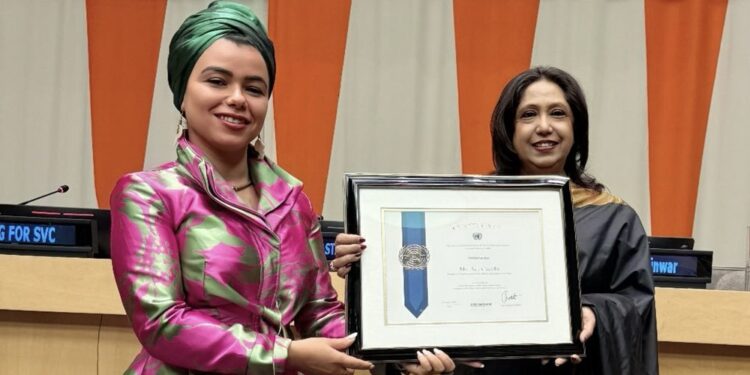 La tunisienne Aya Chebbi (à droite) recevant son titre lors de la cérémonie spéciale organisée au siège des Nations Unies à New York