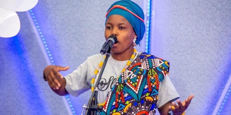 Orakle: l&rsquo;artiste qui, en quête d’identité s&rsquo;est frayée un chemin par le slam