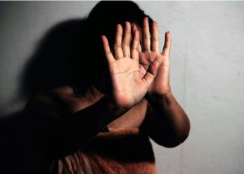 6/10 [DOSSIER] Quand la peur réduit les femmes au silence : les VBG, un frein au développement
