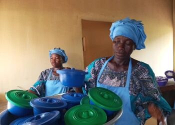 De la ferme à l’assiette : les femmes, piliers des cantines scolaires dans la région de la Kara